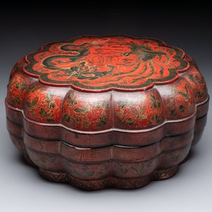 A Chinese gilt-lacquered ‘dragon and phoenix’ box and cover, 20th C. — photo 1