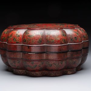 A Chinese gilt-lacquered ‘dragon and phoenix’ box and cover, 20th C. — photo 2