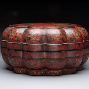 A Chinese gilt-lacquered ‘dragon and phoenix’ box and cover, 20th C. — photo 4