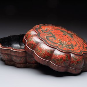 A Chinese gilt-lacquered ‘dragon and phoenix’ box and cover, 20th C. — photo 6