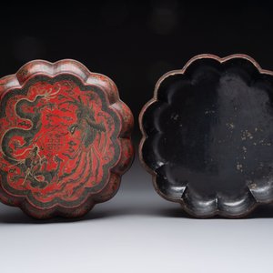 A Chinese gilt-lacquered ‘dragon and phoenix’ box and cover, 20th C. — photo 7