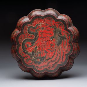 A Chinese gilt-lacquered ‘dragon and phoenix’ box and cover, 20th C. — photo 9