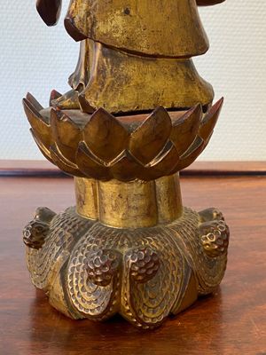 A Chinese gilt-lacquered wood sculpture of a monk, Qing — 照片 11