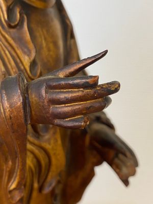 A Chinese gilt-lacquered wood sculpture of a monk, Qing — 照片 7