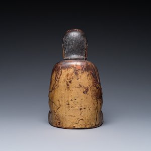 A Chinese gilt-lacquered wood sculpture of an Arhat, Ming — 照片 4