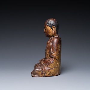 A Chinese gilt-lacquered wood sculpture of an Arhat, Ming — 照片 5