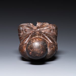 A Chinese gilt-lacquered wood sculpture of an Arhat, Ming — 照片 6