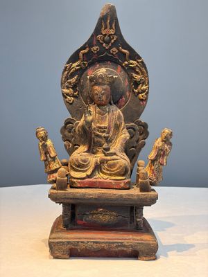 A Chinese gilt-lacquered wooden Bodhisattva and attendants on a throne, Qing — foto 1