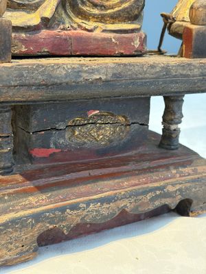 A Chinese gilt-lacquered wooden Bodhisattva and attendants on a throne, Qing — foto 11