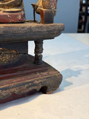 A Chinese gilt-lacquered wooden Bodhisattva and attendants on a throne, Qing — foto 12