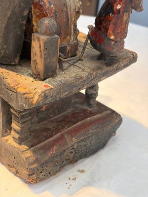 A Chinese gilt-lacquered wooden Bodhisattva and attendants on a throne, Qing — foto 14