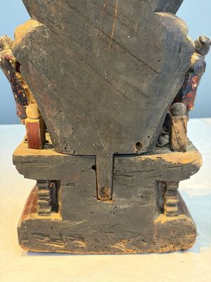 A Chinese gilt-lacquered wooden Bodhisattva and attendants on a throne, Qing — foto 15