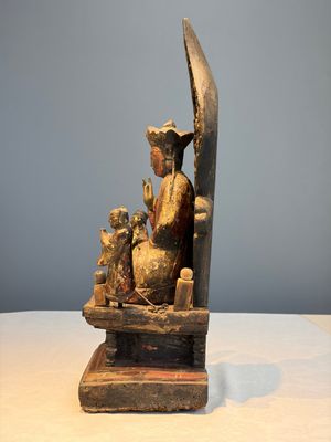 A Chinese gilt-lacquered wooden Bodhisattva and attendants on a throne, Qing — foto 2