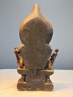 A Chinese gilt-lacquered wooden Bodhisattva and attendants on a throne, Qing — foto 3