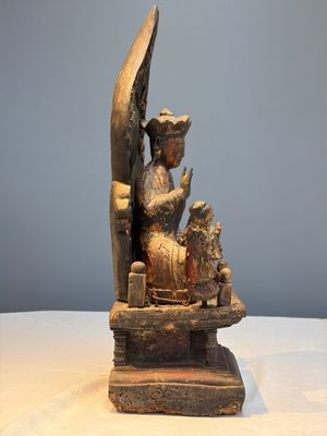 A Chinese gilt-lacquered wooden Bodhisattva and attendants on a throne, Qing — foto 4