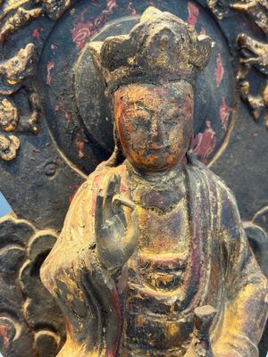 A Chinese gilt-lacquered wooden Bodhisattva and attendants on a throne, Qing — foto 6