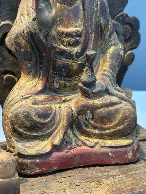 A Chinese gilt-lacquered wooden Bodhisattva and attendants on a throne, Qing — foto 7