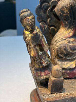 A Chinese gilt-lacquered wooden Bodhisattva and attendants on a throne, Qing — foto 8
