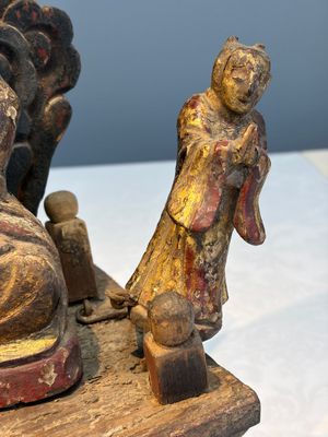 A Chinese gilt-lacquered wooden Bodhisattva and attendants on a throne, Qing — foto 9