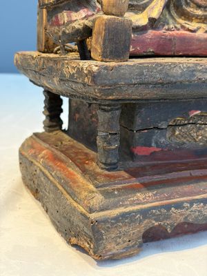 A Chinese gilt-lacquered wooden Bodhisattva and attendants on a throne, Qing — foto 10