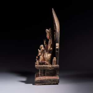 A Chinese gilt-lacquered wooden Bodhisattva and attendants on a throne, Qing — foto 2