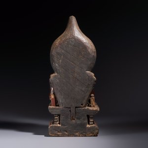 A Chinese gilt-lacquered wooden Bodhisattva and attendants on a throne, Qing — foto 3