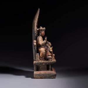 A Chinese gilt-lacquered wooden Bodhisattva and attendants on a throne, Qing — foto 4