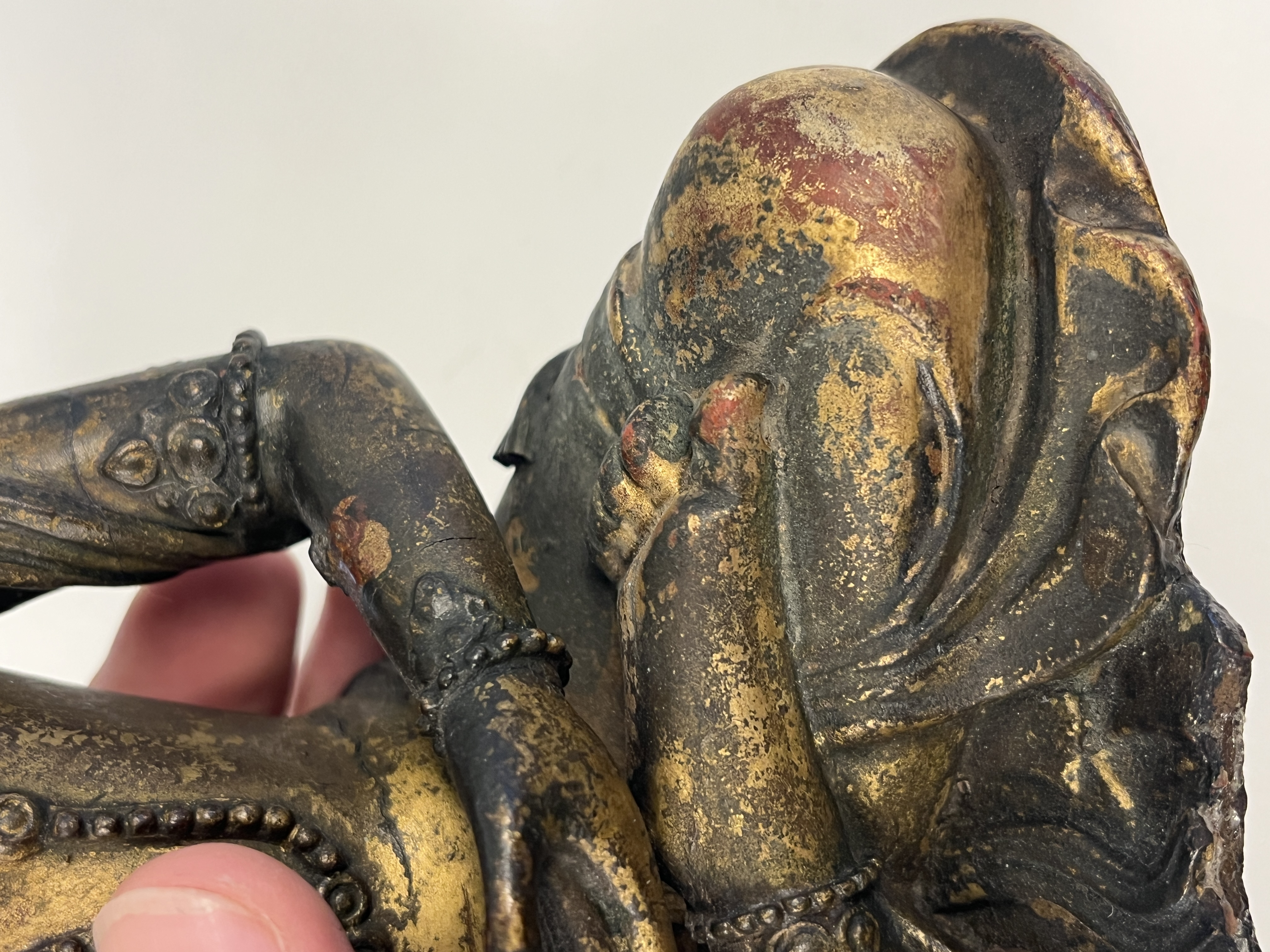 A Chinese gilt-lacquered wooden Bodhisattva  — photo 9