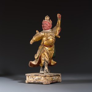 A Chinese gilt-lacquered wooden figure of a Heavenly King — foto 1