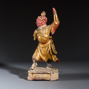 A Chinese gilt-lacquered wooden figure of a Heavenly King — foto 2