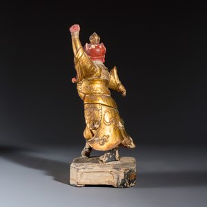 A Chinese gilt-lacquered wooden figure of a Heavenly King — foto 3