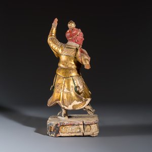 A Chinese gilt-lacquered wooden figure of a Heavenly King — foto 4