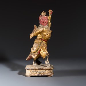 A Chinese gilt-lacquered wooden figure of a Heavenly King — foto 5