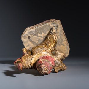 A Chinese gilt-lacquered wooden figure of a Heavenly King — foto 6