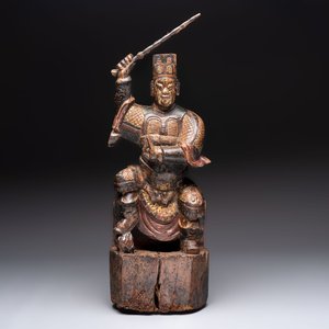 A Chinese gilt-lacquered wooden sculpture of a guardian, 19th C. — foto 1