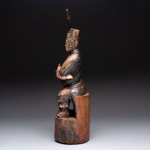 A Chinese gilt-lacquered wooden sculpture of a guardian, 19th C. — foto 2