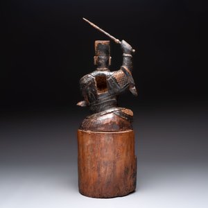A Chinese gilt-lacquered wooden sculpture of a guardian, 19th C. — foto 3