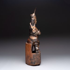 A Chinese gilt-lacquered wooden sculpture of a guardian, 19th C. — foto 4