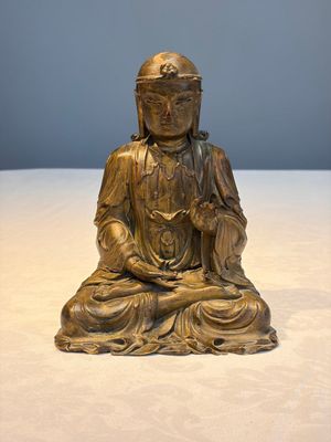 A Chinese gilt-lacquered wooden seated Bodhisattva, Ming — foto 1