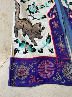A Chinese gilt-metal embroidered silk 'animals' children's robe, 19/20th C. — photo 2