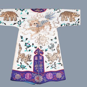 A Chinese gilt-metal embroidered silk 'animals' children's robe, 19/20th C. — photo 2