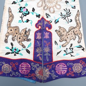 A Chinese gilt-metal embroidered silk 'animals' children's robe, 19/20th C. — photo 3