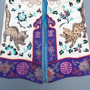 A Chinese gilt-metal embroidered silk 'animals' children's robe, 19/20th C. — photo 4