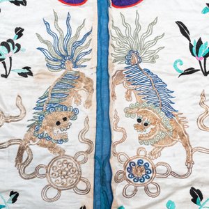 A Chinese gilt-metal embroidered silk 'animals' children's robe, 19/20th C. — photo 5