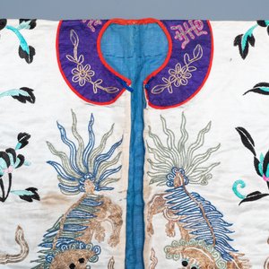 A Chinese gilt-metal embroidered silk 'animals' children's robe, 19/20th C. — photo 6