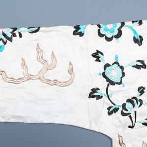 A Chinese gilt-metal embroidered silk 'animals' children's robe, 19/20th C. — photo 8