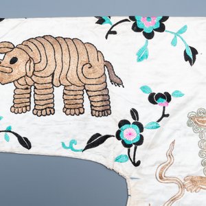 A Chinese gilt-metal embroidered silk 'animals' children's robe, 19/20th C. — photo 9