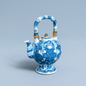 A Chinese gilt-mounted blue and white teapot and cover, Kangxi — 照片 1