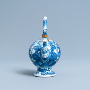 A Chinese gilt-mounted blue and white teapot and cover, Kangxi — 照片 3