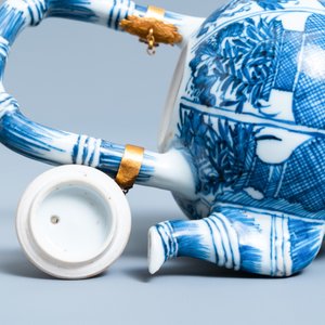 A Chinese gilt-mounted blue and white teapot and cover, Kangxi — 照片 8